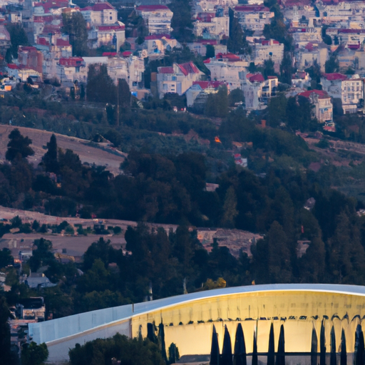 נוף פנורמי של אולם אירועים חיצוני מפואר על רקע הנוף העירוני ההיסטורי של ירושלים